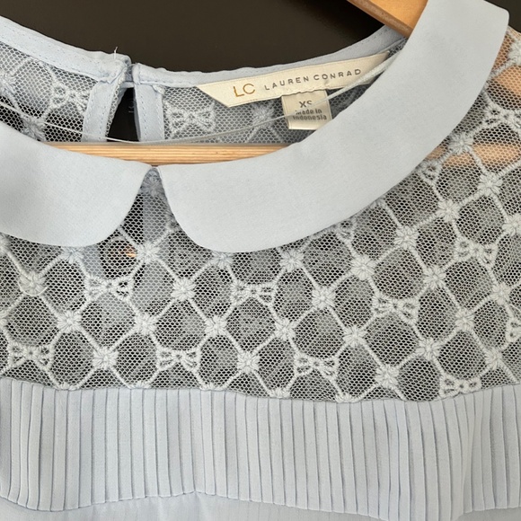 Elegant Lace Women's Top - Picture 2 of 3